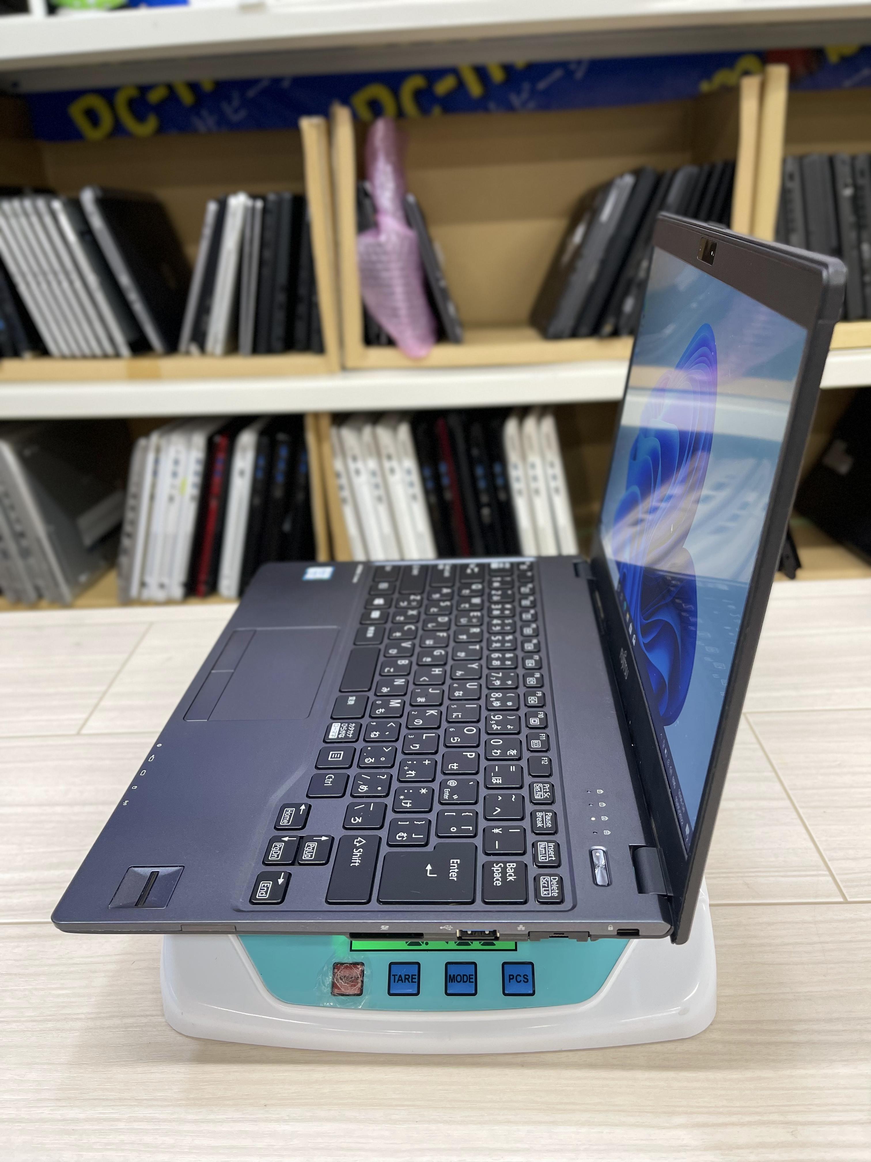 FUJITSU  LifeBook U937 Model 2017 Made in Japan / 13.3 inh Full HD / Core i5 -7300U/  2.60-2.70Ghz / Ram 4G  / SSD 128G / Win 10pro Tiếng Việt / Trọng Lượng 785g / MS: 20220511 JE51