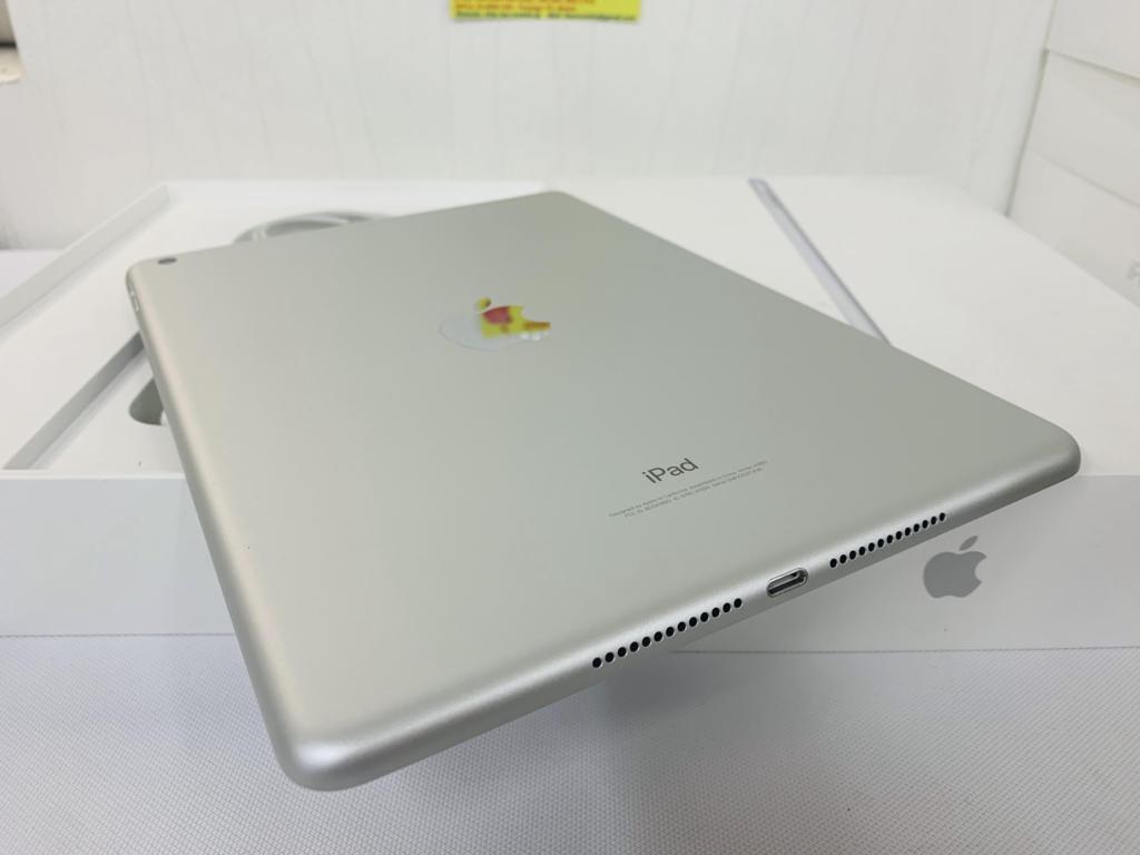 iPad Gen 6 2018 Wi-Fi + only 32Gb Màu Silver ( Trắng ) Máy con đẹp 97-98% Pin 97% Máy hộp + sạc Ms : 7G37