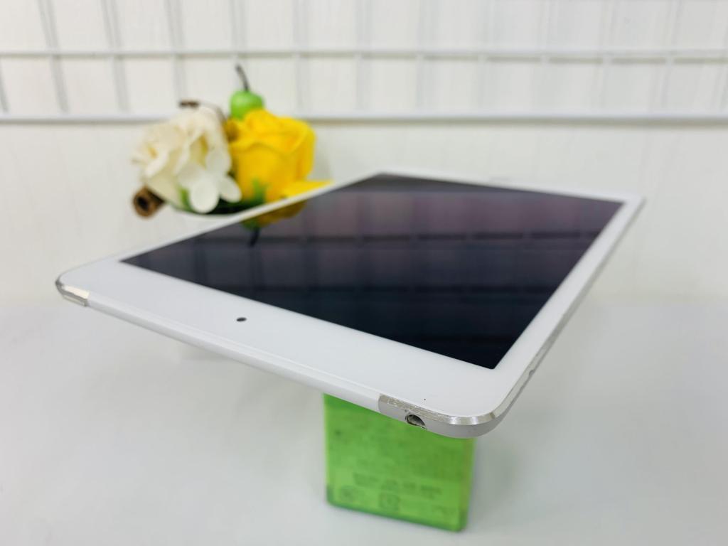 iPad Mini 4 7.9in 64GB Wifi + Cell (Về VN gắn sim vào sài) / Màu Silver ( Trắng )/ Qsd đẹp tầm 92-93% / Pin 74% Máy trần + kpk / Msfbw: 6474