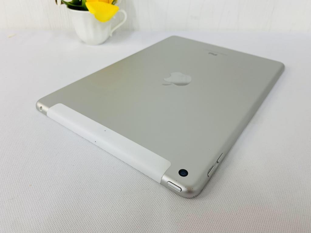 iPad Gen 5 9.7in 128GB Wifi + Cell (Về VN sài sim mạng) / Màu Silver ( Trắng )/ Qsd đẹp tầm 95-96% / Pin 92% Máy trần + kpk / Msfbw: 7910