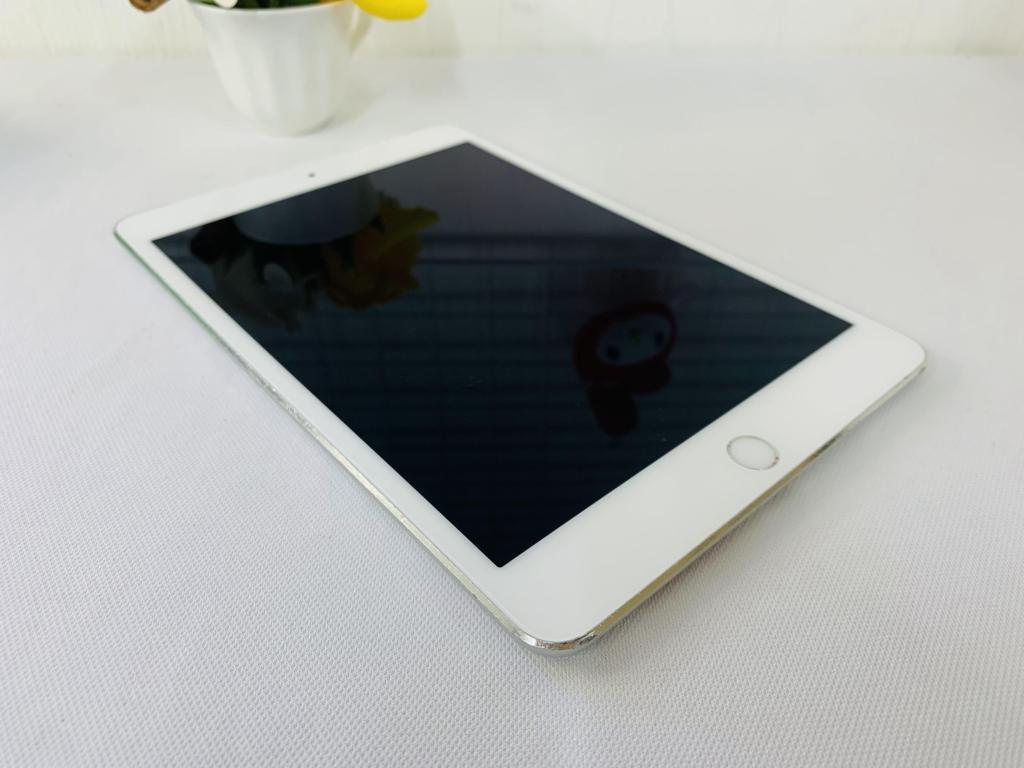 iPad Mini 4 7.9in 64GB Wifi + Cell (Về VN sài sim mạng) / Màu Silver ( Trắng )/ Qsd đẹp tầm 93-94% / Pin 74% Máy trần + kpk / Msfbw: 6474
