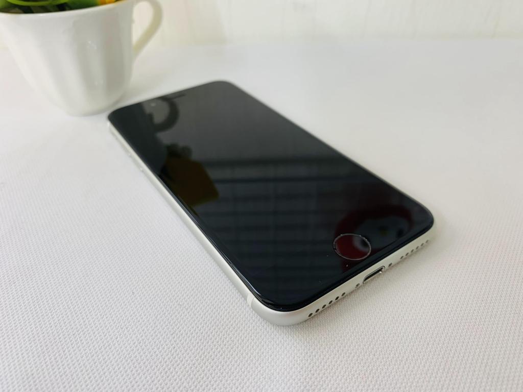 iPhone SE 2020 4.7in 64GB Màu White ( Trắng ) Qte ( SB▲) Qua SD còn đẹp 98% / Pin 83% Máy trần + kpk Ms: 4872