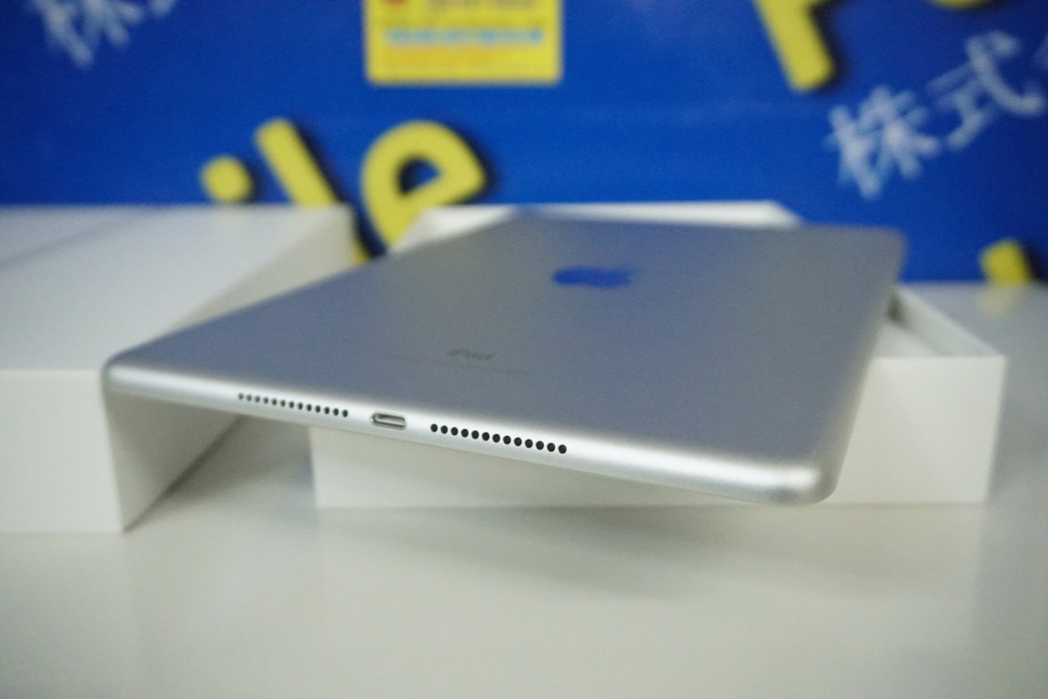 - iPad Gen5 2017 9.7inh / 32G / QSD 99% / Máy Trần KPK / Wifi Only / Màu Silver ( Trắng Bạc ) / Pin 100% / MS : 5c