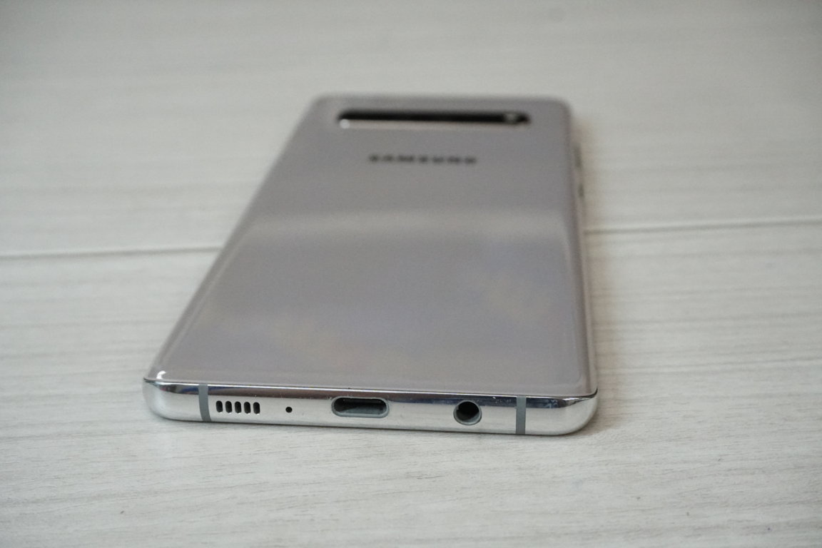  Samsung S10 5G 6.7inh / Qt Sách Tay từ Hàn Quốc / Qsd đẹp đến 93-94% / ram 8G/ Bộ nhớ 256G / Màu Royal ( Gold ) / Máy Trần KPk / MS : 5821